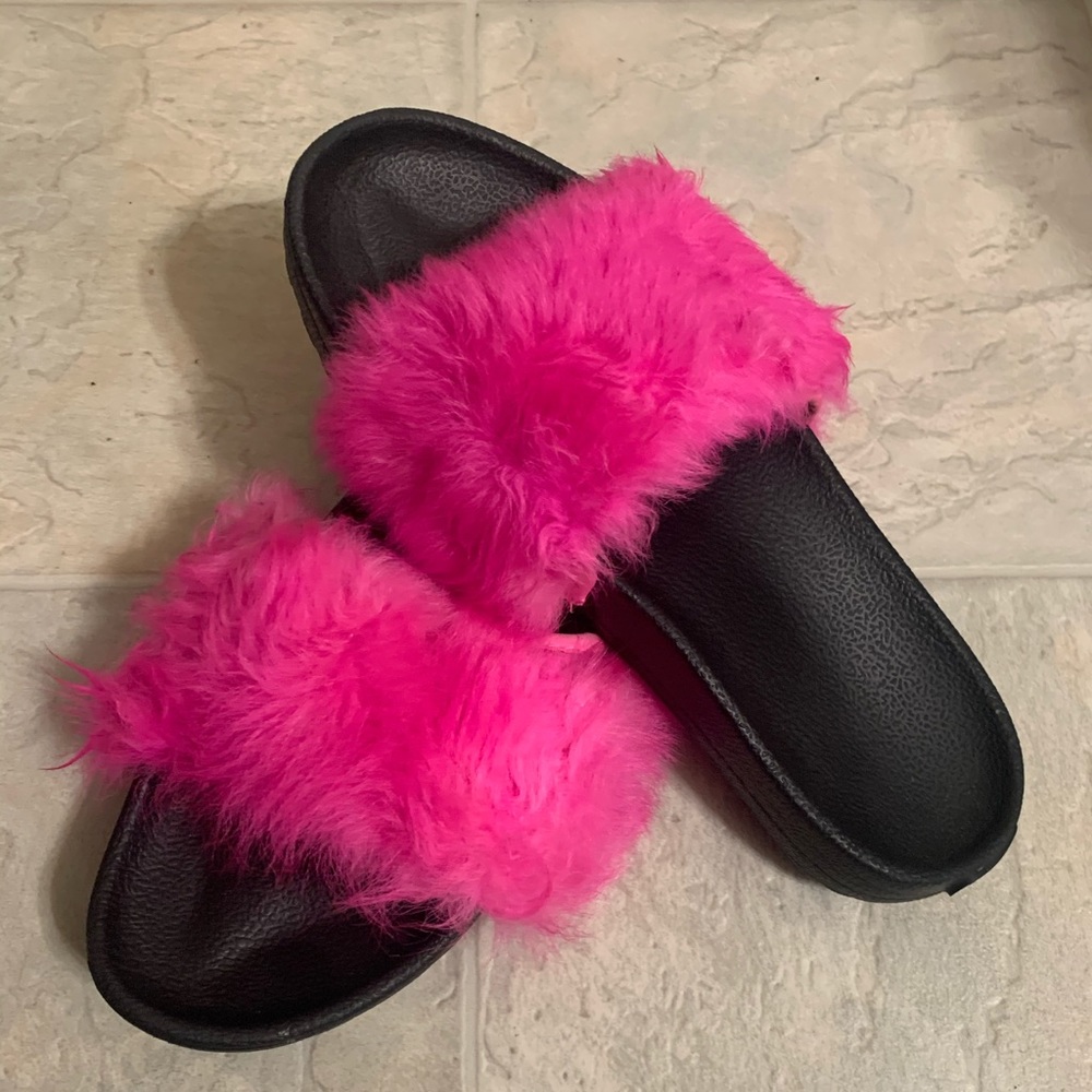 UGG fuzzy slides
